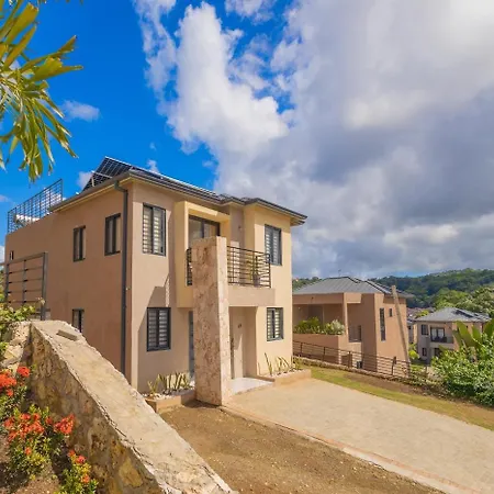 Modern, Spacious, 3Br Hill View Retreat, Central