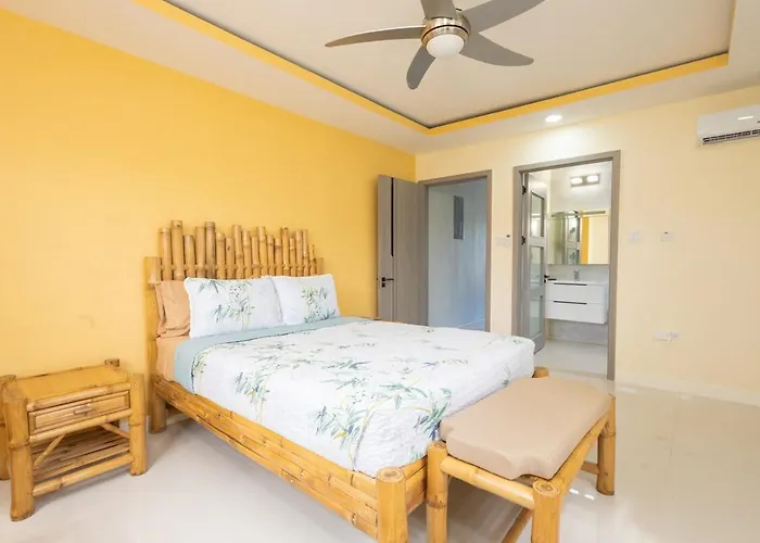 Modern, Spacious, 3br Hill View Retreat, Central, 24hr Security, Satellite Wifi And Solar