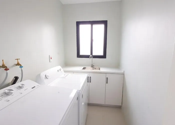 Holiday home Modern, Spacious, 3br Hill View Retreat, Central, 24hr Security, Satellite Wifi And Solar Ocho Rios