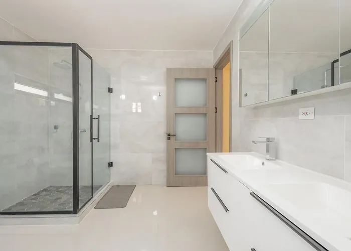 Modern, Spacious, 3br Hill View Retreat, Central, 24hr Security, Satellite Wifi And Solar * Ocho Rios