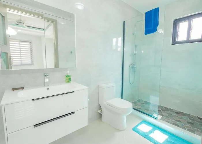 Modern, Spacious, 3br Hill View Retreat, Central, 24hr Security, Satellite Wifi And Solar Holiday home