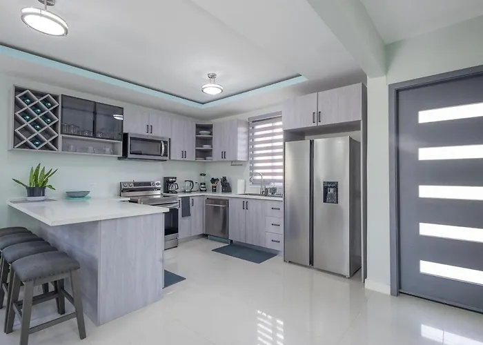 Modern, Spacious, 3br Hill View Retreat, Central, 24hr Security, Satellite Wifi And Solar Holiday home Ocho Rios