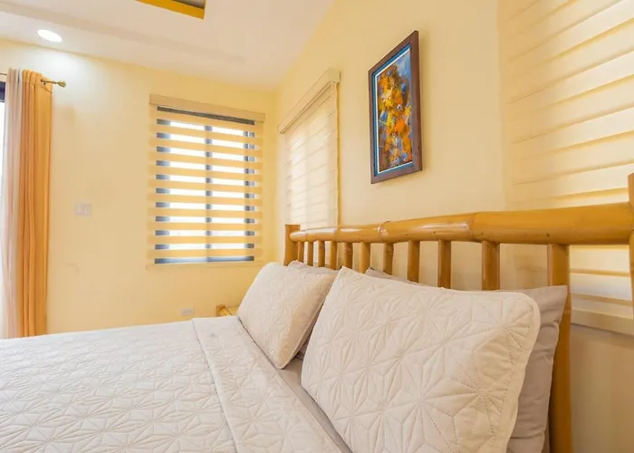 Modern, Spacious, 3br Hill View Retreat, Central, 24hr Security, Satellite Wifi And Solar