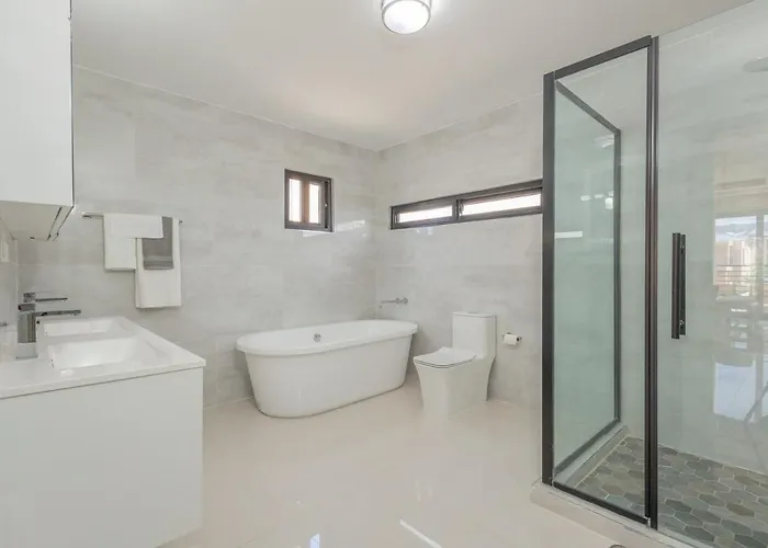 Modern, Spacious, 3br Hill View Retreat, Central, 24hr Security, Satellite Wifi And Solar Holiday home