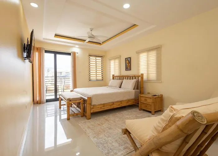 Holiday home Modern, Spacious, 3br Hill View Retreat, Central, 24hr Security, Satellite Wifi And Solar