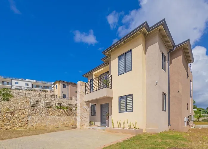 Modern, Spacious, 3br Hill View Retreat, Central, 24hr Security, Satellite Wifi And Solar Holiday home Ocho Rios
