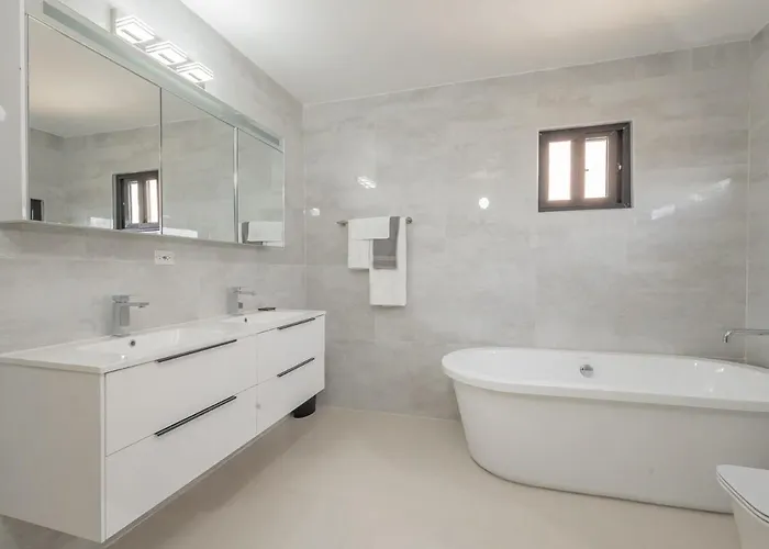 Modern, Spacious, 3br Hill View Retreat, Central, 24hr Security, Satellite Wifi And Solar