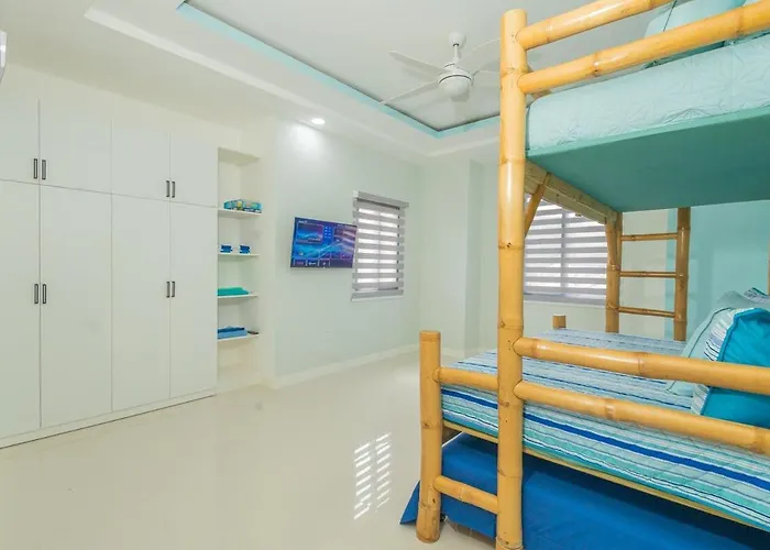 Modern, Spacious, 3br Hill View Retreat, Central, 24hr Security, Satellite Wifi And Solar Holiday home Ocho Rios