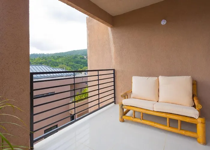 Modern, Spacious, 3br Hill View Retreat, Central, 24hr Security, Satellite Wifi And Solar *