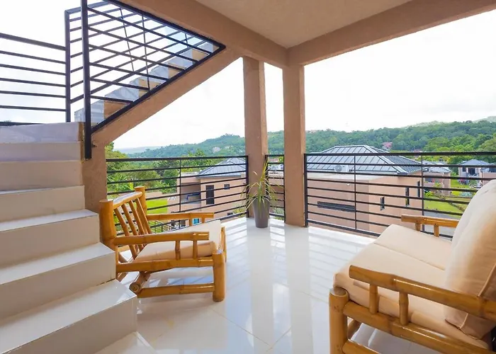 Modern, Spacious, 3br Hill View Retreat, Central, 24hr Security, Satellite Wifi And Solar Ocho Rios
