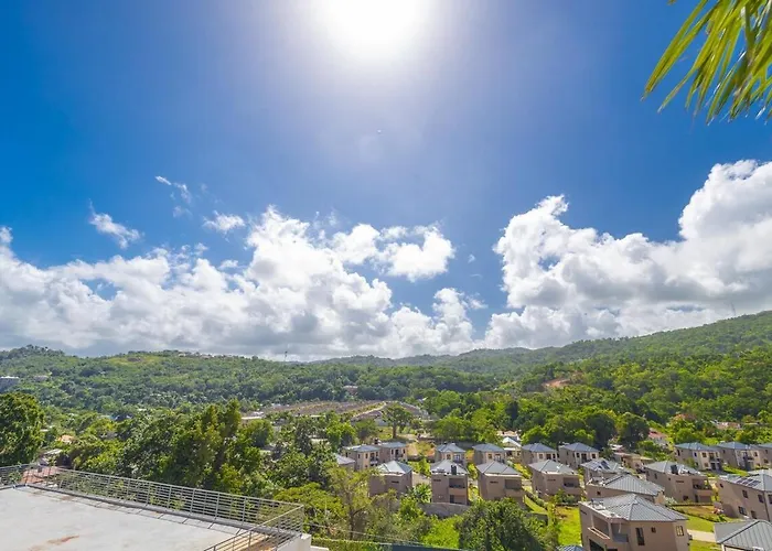Modern, Spacious, 3br Hill View Retreat, Central, 24hr Security, Satellite Wifi And Solar * Ocho Rios