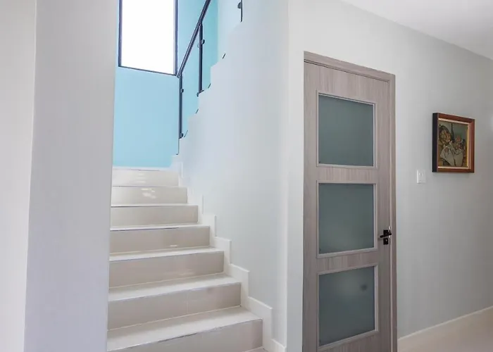 Modern, Spacious, 3br Hill View Retreat, Central, 24hr Security, Satellite Wifi And Solar