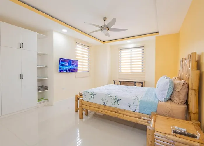 Modern, Spacious, 3br Hill View Retreat, Central, 24hr Security, Satellite Wifi And Solar Holiday home