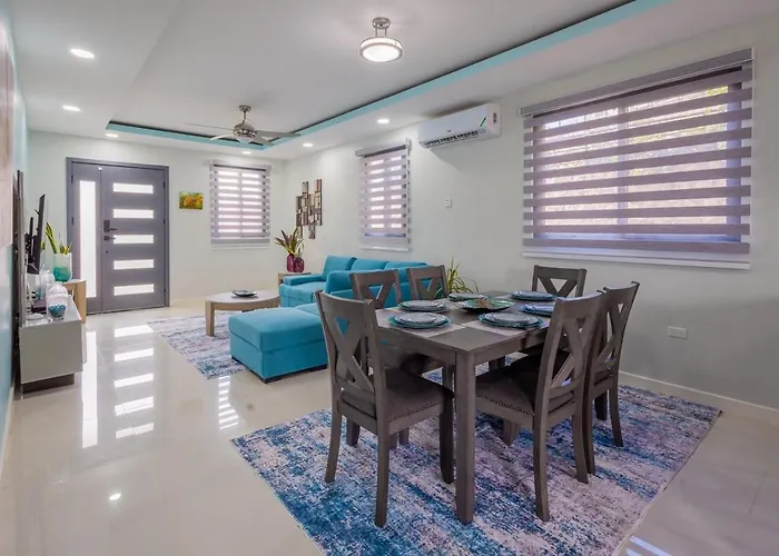 Holiday home Modern, Spacious, 3br Hill View Retreat, Central, 24hr Security, Satellite Wifi And Solar