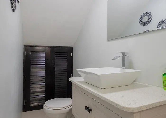 Modern, Spacious, 3br Hill View Retreat, Central, 24hr Security, Satellite Wifi And Solar * Ocho Rios