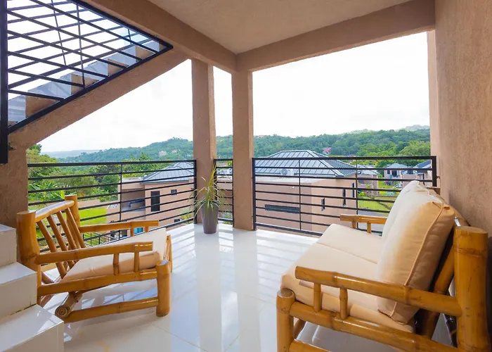 Holiday home Modern, Spacious, 3br Hill View Retreat, Central, 24hr Security, Satellite Wifi And Solar *