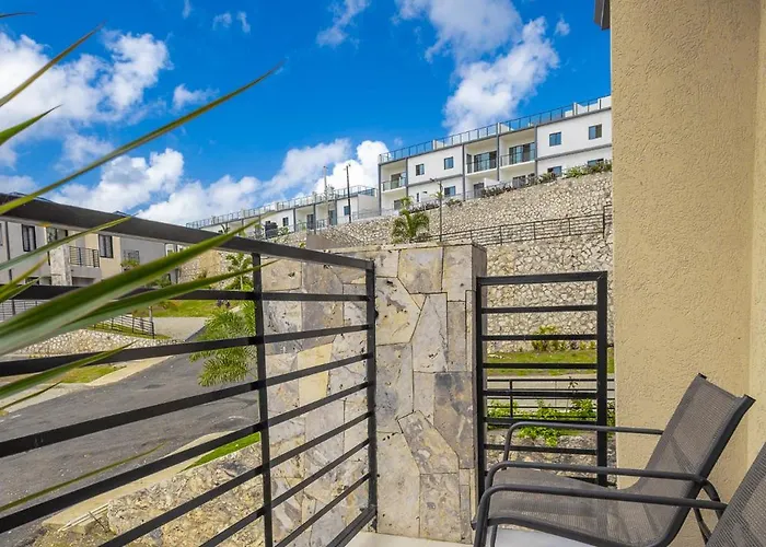 Modern, Spacious, 3br Hill View Retreat, Central, 24hr Security, Satellite Wifi And Solar Holiday home Ocho Rios